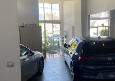 Uitgezoemd shot van schilderwerken in de inkomhal van Garage Philips in Klei, Opwijk met een strakke en lichte afwerking.