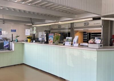 Professionele schilderwerken aan de receptieruimte van Garage Philips in Klei, Opwijk met een nette afwerking.