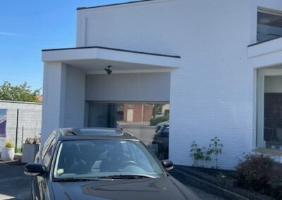 Buitenschilderwerken aan Garage Philips in Klei, Opwijk met strak afgewerkte gevel in witte verf.