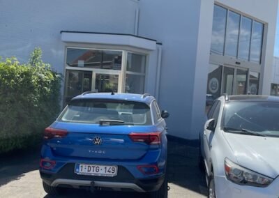 Gevelschilderwerken bij Garage Philips in Klei, Opwijk met een strakke witte afwerking aan de buitenzijde.