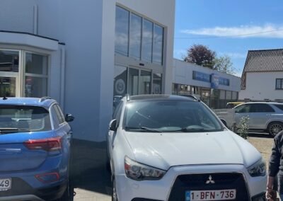 Buitenschilderwerken aan Garage Philips in Klei, Opwijk met moderne witte gevel en strakke afwerking.
