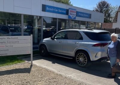 Buitenschilderwerken aan Garage Philips in Klei, Opwijk met verzorgde gevel en professionele uitstraling.