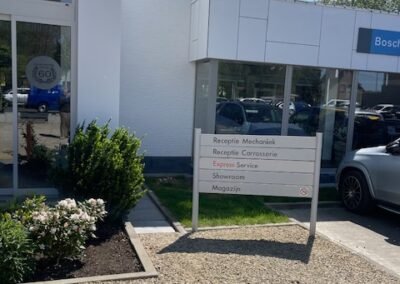 Buitenschilderwerken aan de gevel van Garage Philips in Klei, Opwijk met strakke witte afwerking en verzorgde uitstraling.