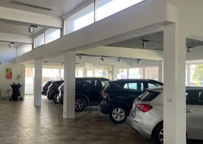 Schilderwerken in showroom van Garage Philips in Klei, Opwijk met strak afgewerkte muren, plafonds en kolommen.