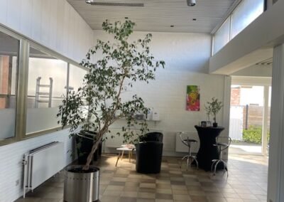 Schilderwerken in de showroom van Garage Philips in Klei, Opwijk met lichte, strak afgewerkte muren en plafonds.