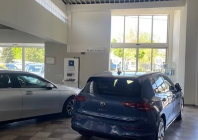 Professionele schilderwerken in de showroom van Garage Philips in Klei, Opwijk met een strakke en lichte afwerking.