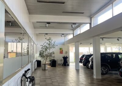 Binnen schilderwerken in de showroom van Garage Philips in Klei, Opwijk met strak afgewerkte muren en plafonds.