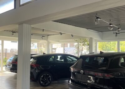Strakke schilderwerken in de showroom van Garage Philips in Klei, Opwijk met nette afwerking van muren en plafonds.