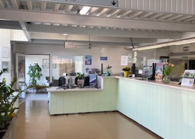 Schilderwerken aan de ontvangstbalie van Garage Philips in Klei, Opwijk met een verzorgde en professionele afwerking.